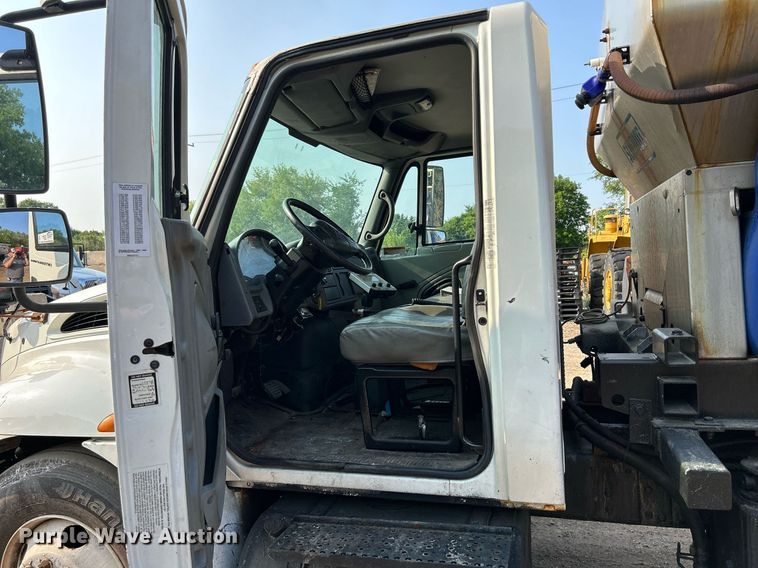 image for item DS8817 2006 International 4300  spreader truck