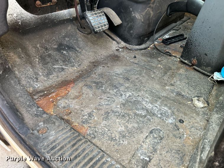 image for item DS8817 2006 International 4300  spreader truck