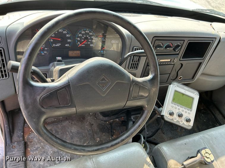 image for item DS8817 2006 International 4300  spreader truck