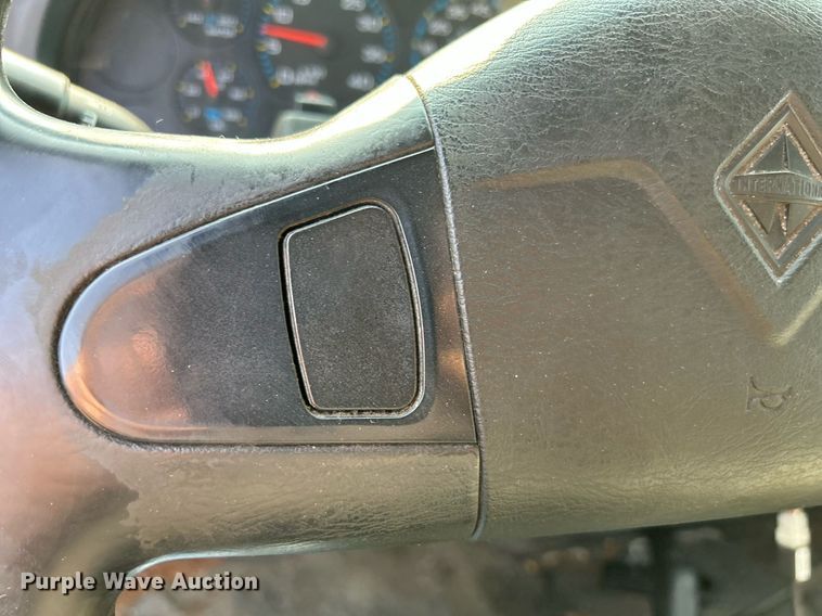 image for item DS8817 2006 International 4300  spreader truck