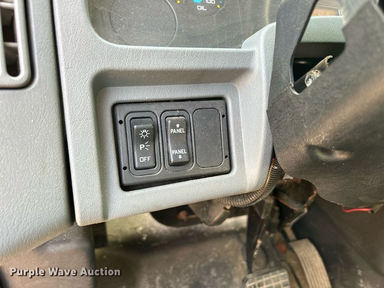 image for item DS8817 2006 International 4300  spreader truck