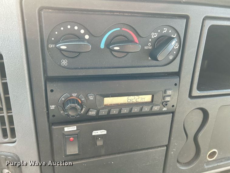 image for item DS8817 2006 International 4300  spreader truck