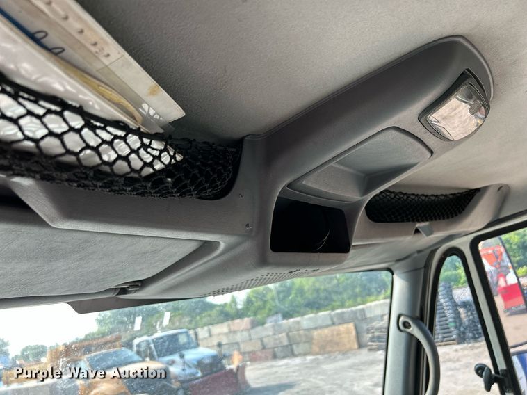 image for item DS8817 2006 International 4300  spreader truck