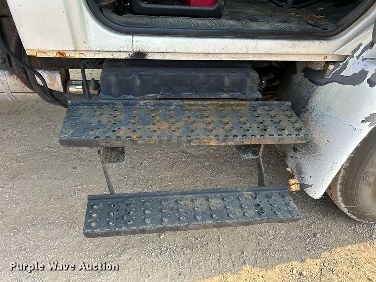 image for item DS8817 2006 International 4300  spreader truck