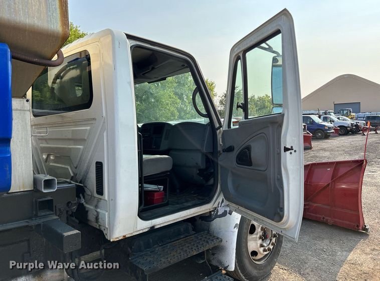 image for item DS8817 2006 International 4300  spreader truck