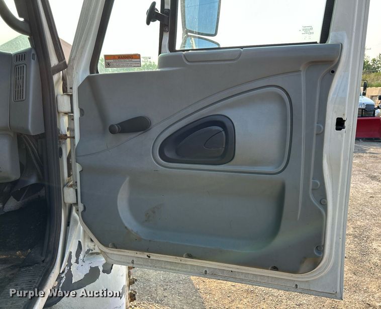 image for item DS8817 2006 International 4300  spreader truck