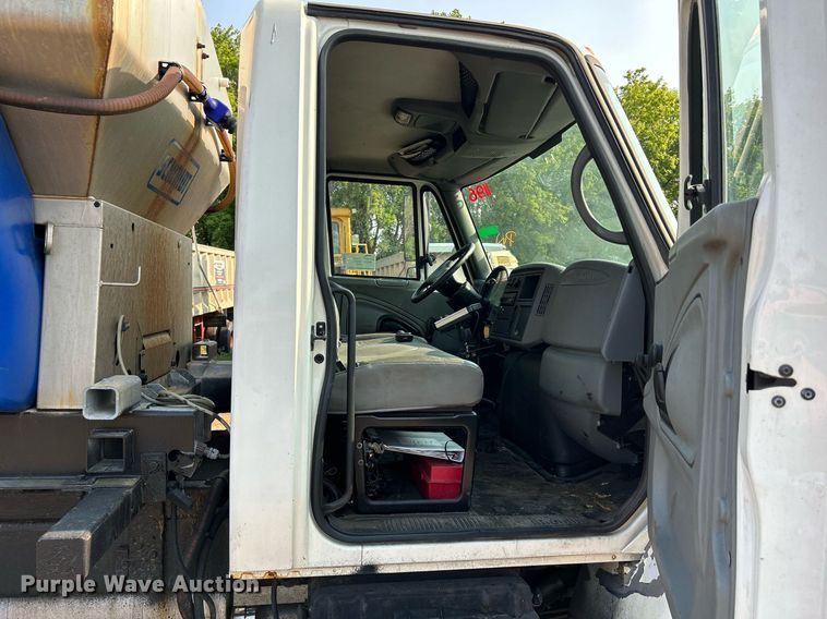 image for item DS8817 2006 International 4300  spreader truck