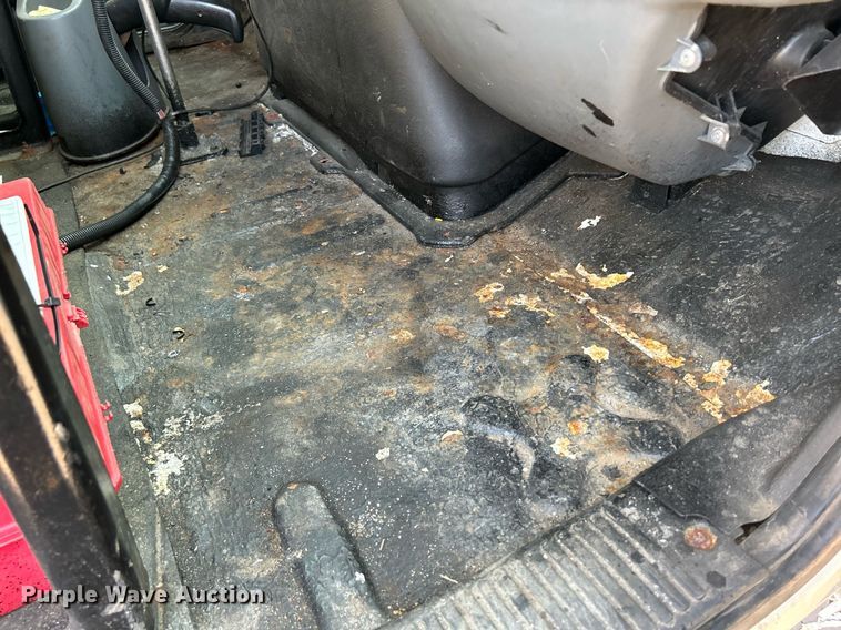 image for item DS8817 2006 International 4300  spreader truck