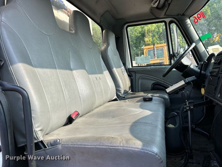 image for item DS8817 2006 International 4300  spreader truck