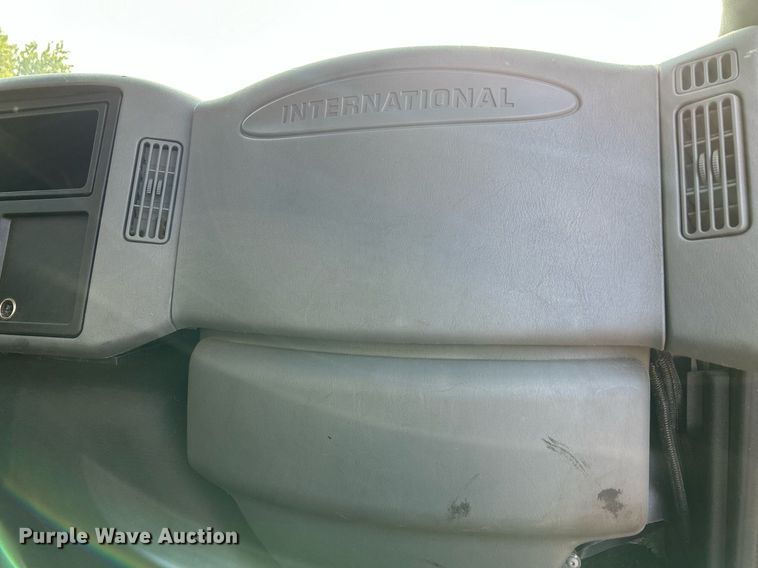 image for item DS8817 2006 International 4300  spreader truck