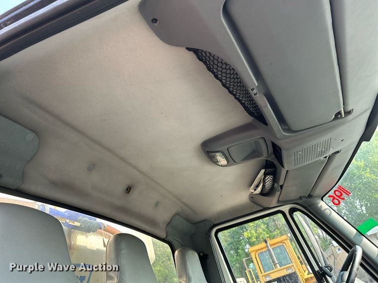 image for item DS8817 2006 International 4300  spreader truck