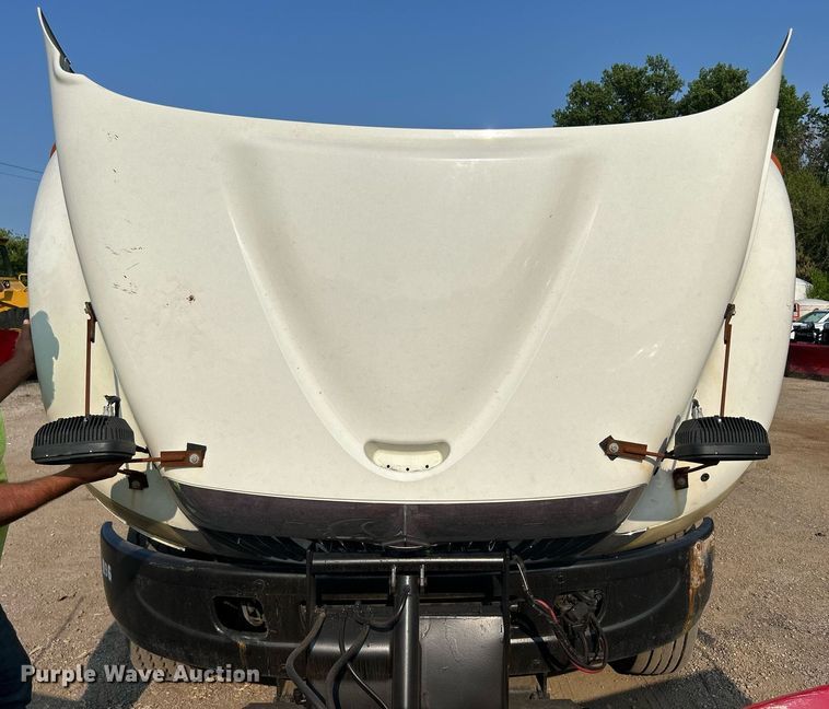 image for item DS8817 2006 International 4300  spreader truck