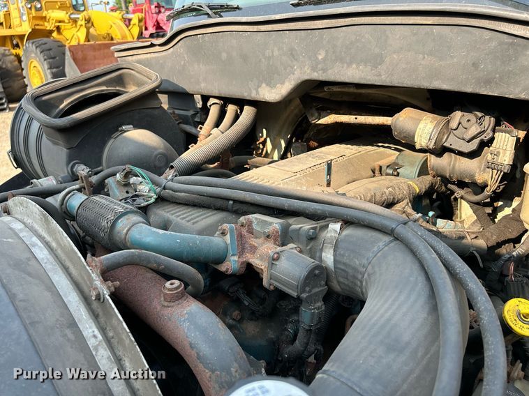 image for item DS8817 2006 International 4300  spreader truck