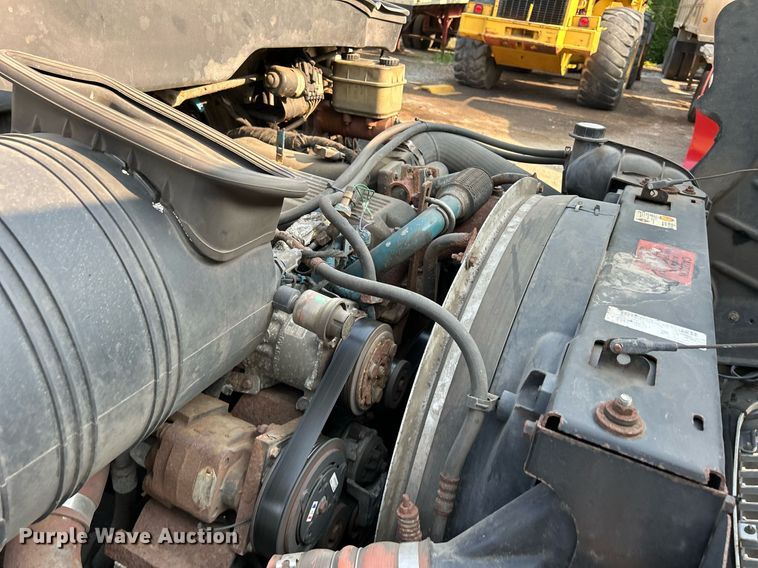 image for item DS8817 2006 International 4300  spreader truck