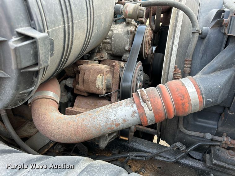 image for item DS8817 2006 International 4300  spreader truck