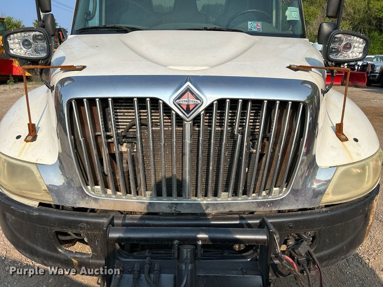 image for item DS8817 2006 International 4300  spreader truck