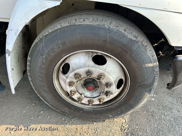 image for item DS8817 2006 International 4300  spreader truck