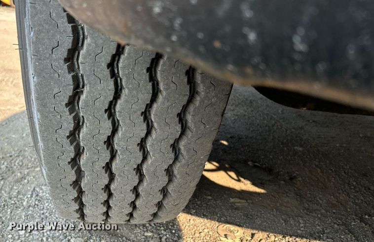 image for item DS8817 2006 International 4300  spreader truck