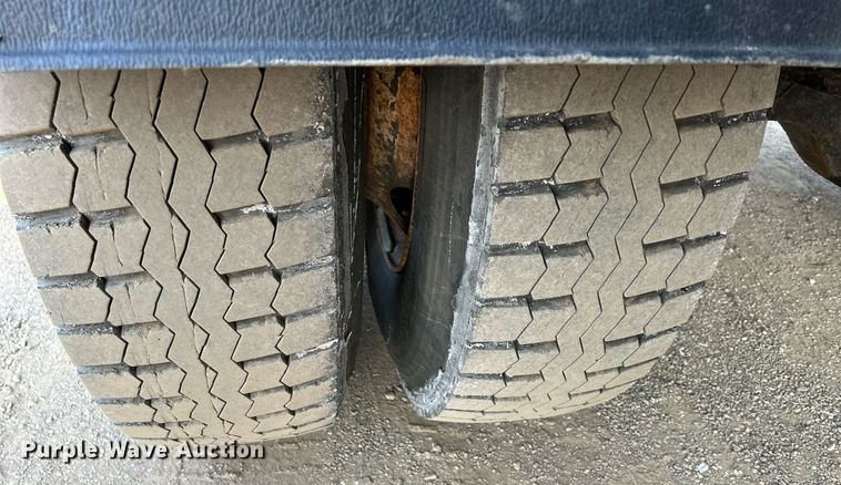 image for item DS8817 2006 International 4300  spreader truck