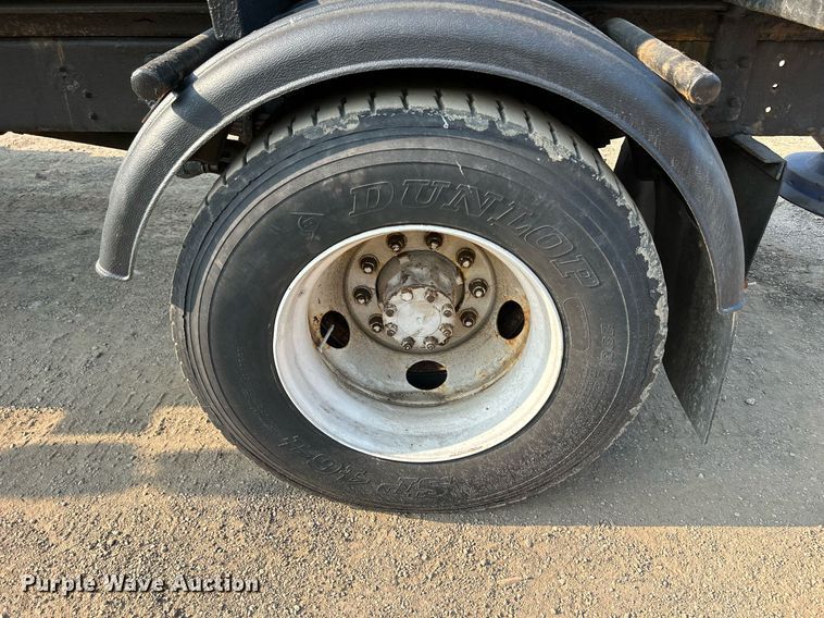 image for item DS8817 2006 International 4300  spreader truck