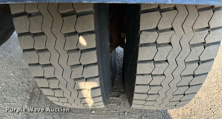 image for item DS8817 2006 International 4300  spreader truck