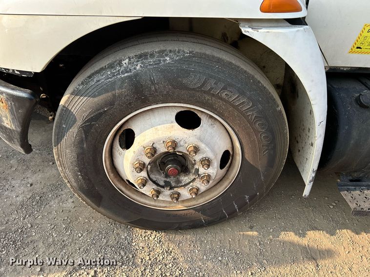 image for item DS8817 2006 International 4300  spreader truck