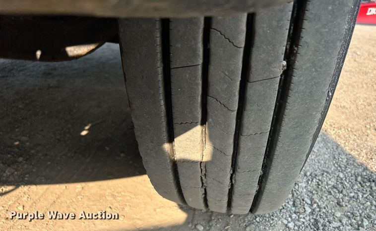 image for item DS8817 2006 International 4300  spreader truck