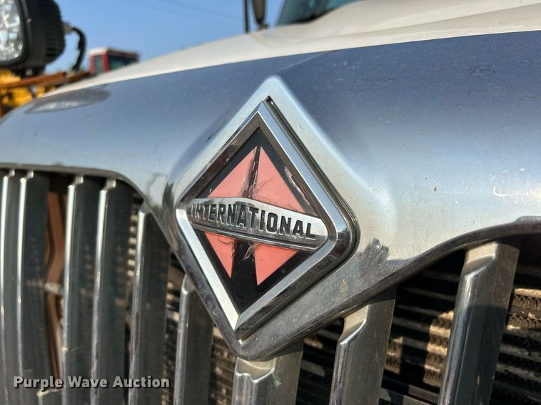 image for item DS8817 2006 International 4300  spreader truck