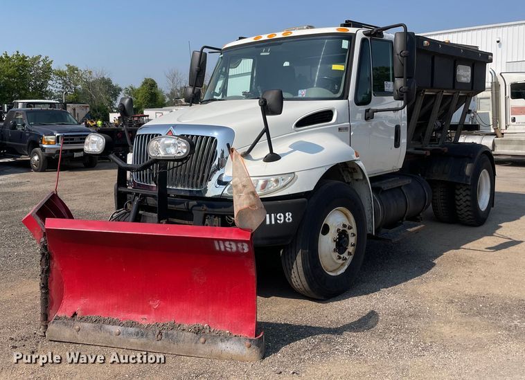 image for item DS8818 2013 International DuraStar 4300  spreader truck