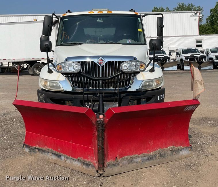 image for item DS8818 2013 International DuraStar 4300  spreader truck