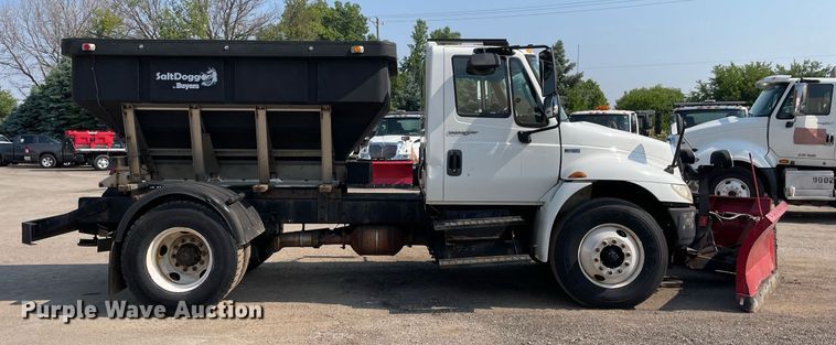 image for item DS8818 2013 International DuraStar 4300  spreader truck