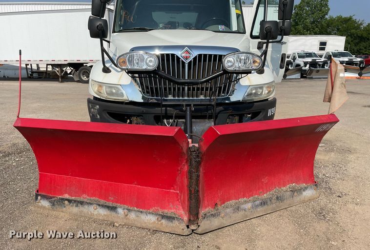 image for item DS8818 2013 International DuraStar 4300  spreader truck