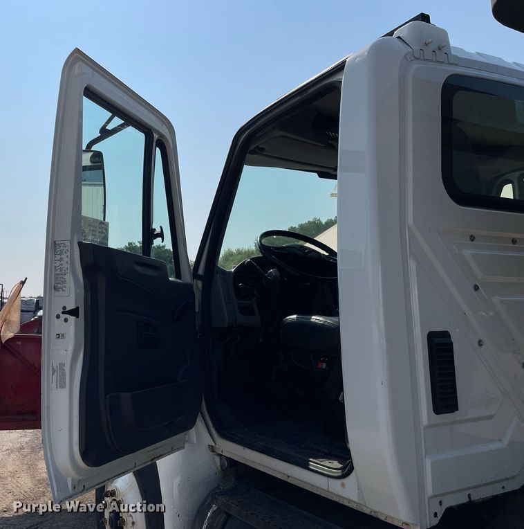 image for item DS8818 2013 International DuraStar 4300  spreader truck