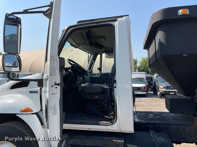 image for item DS8818 2013 International DuraStar 4300  spreader truck