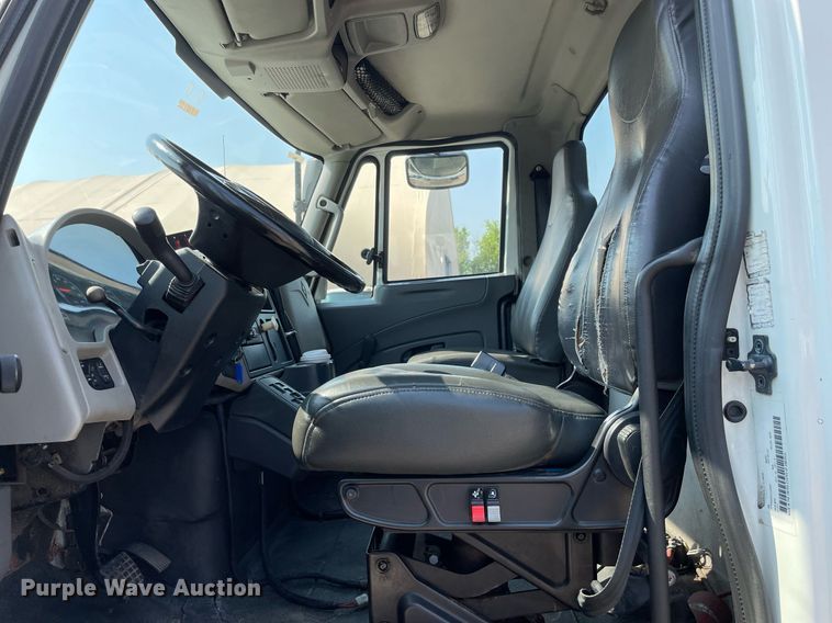 image for item DS8818 2013 International DuraStar 4300  spreader truck