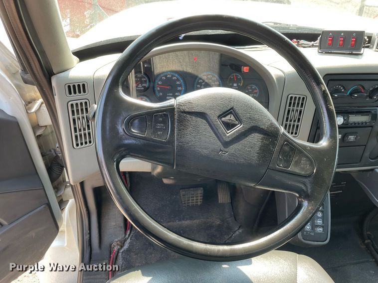 image for item DS8818 2013 International DuraStar 4300  spreader truck