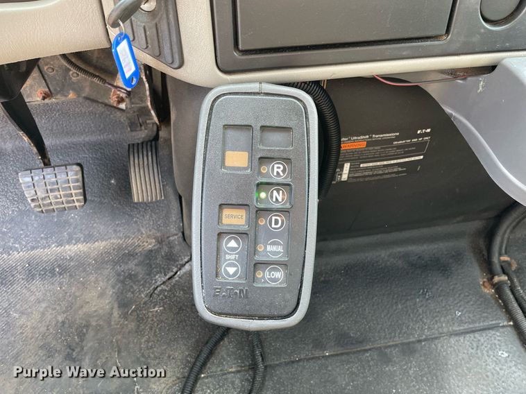 image for item DS8818 2013 International DuraStar 4300  spreader truck