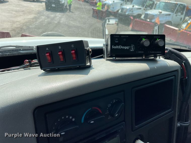 image for item DS8818 2013 International DuraStar 4300  spreader truck