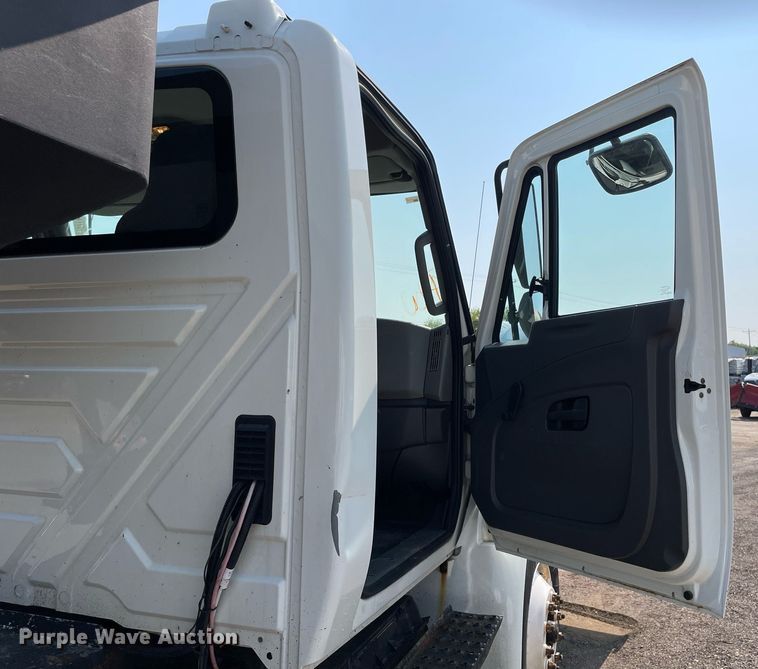 image for item DS8818 2013 International DuraStar 4300  spreader truck