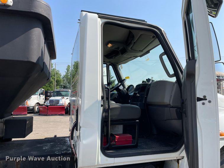 image for item DS8818 2013 International DuraStar 4300  spreader truck