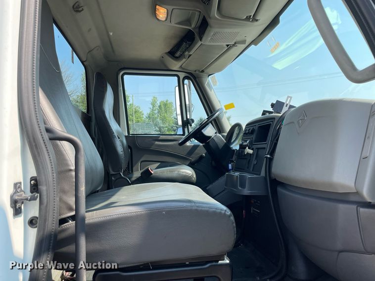 image for item DS8818 2013 International DuraStar 4300  spreader truck