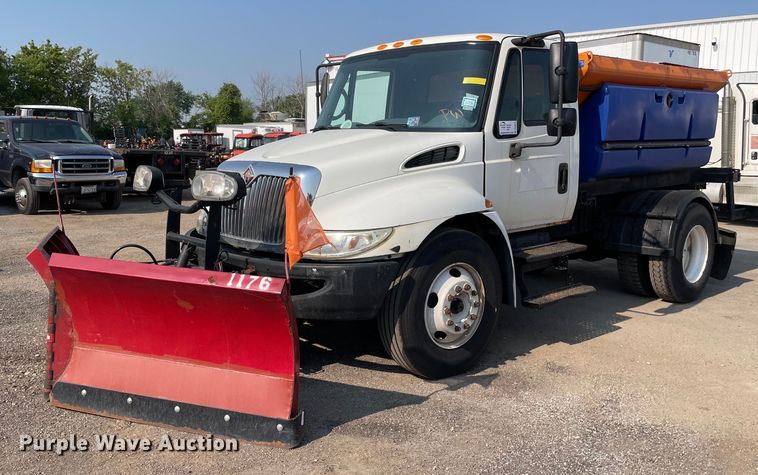 image for item DS8819 2005 International 4300  spreader truck