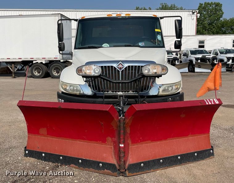 image for item DS8819 2005 International 4300  spreader truck
