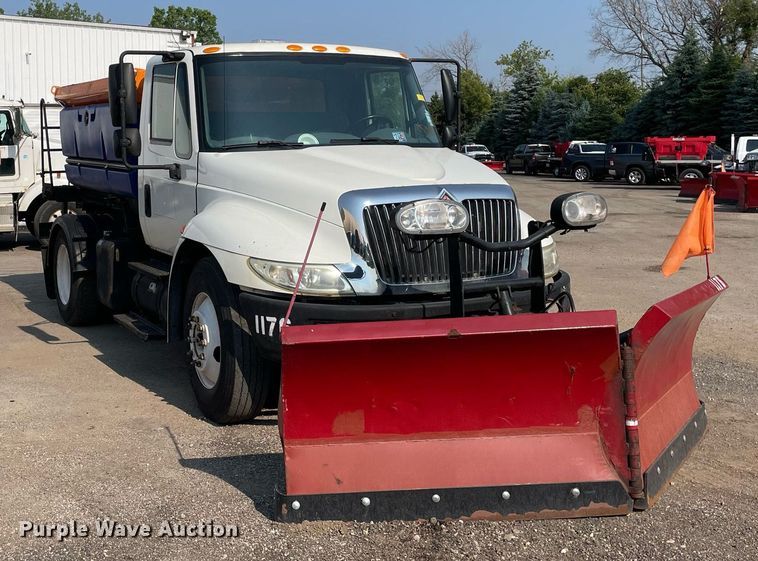 image for item DS8819 2005 International 4300  spreader truck