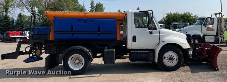 image for item DS8819 2005 International 4300  spreader truck