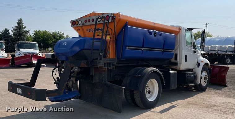 image for item DS8819 2005 International 4300  spreader truck