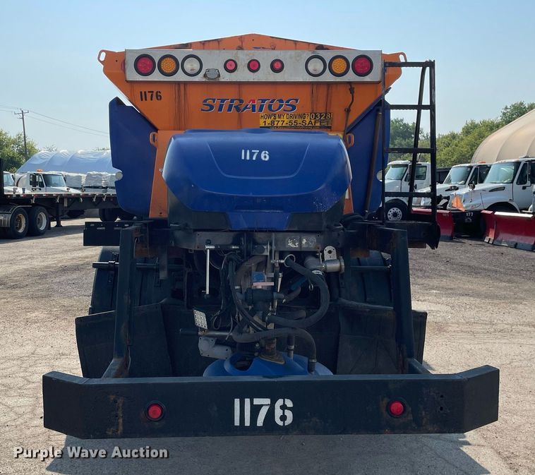 image for item DS8819 2005 International 4300  spreader truck