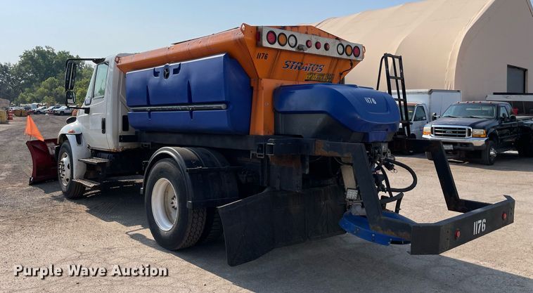 image for item DS8819 2005 International 4300  spreader truck