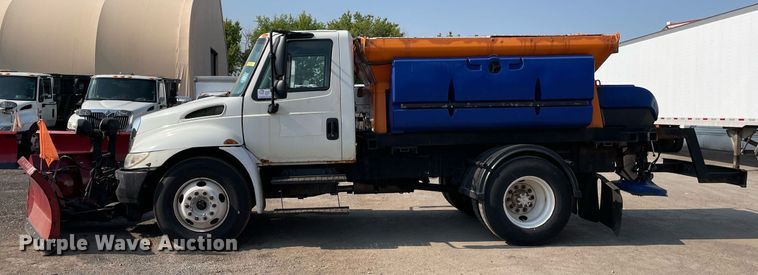 image for item DS8819 2005 International 4300  spreader truck