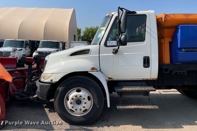 image for item DS8819 2005 International 4300  spreader truck